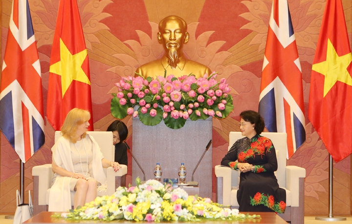 国会主席阮氏金银会见英国议会下议院副议长埃莉诺‧雷恩格