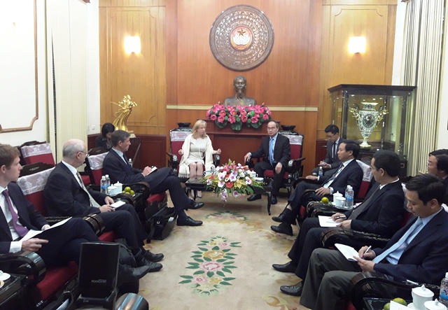 越南祖阵中央委员会主席阮善仁会见英国议会下院副议长埃莉诺‧莱恩