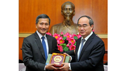 越南祖国阵线中央委员会主席阮善仁会见新加坡外交部长维文