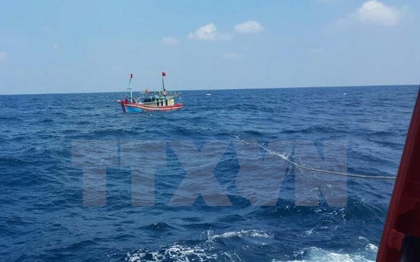 紧急搜救在长沙海域上漂流的15名渔民
