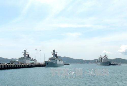中国海军舰艇编队访问越南庆和省金兰国际港
