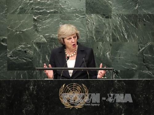 英国首相宣布最迟于明年3月底启动“脱欧”程序