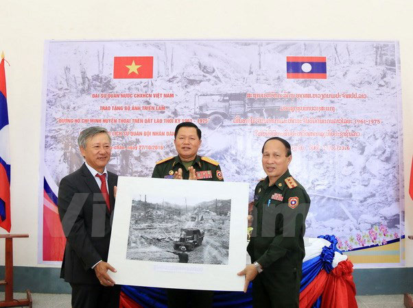向老挝人民军历史博物馆赠送100幅珍贵画作和地图