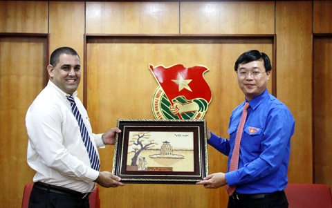 进一步加强越古两国青年密切关系