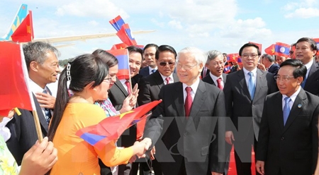 越共中央总书记阮富仲抵达万象开始对老挝进行正式友好访问