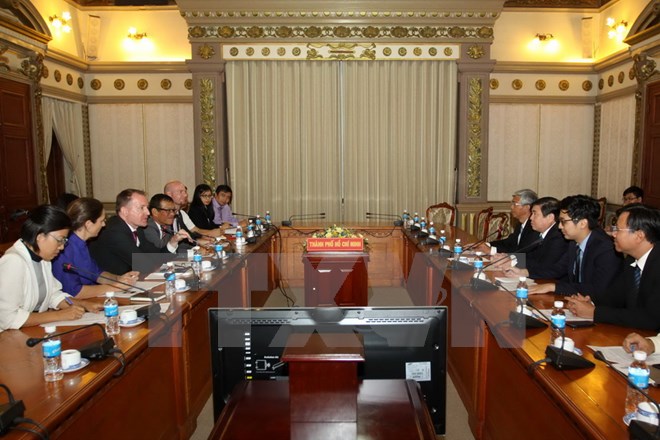 胡志明市人委会主席阮成峰会见越南欧洲商会首席代表米切尔•贝伦斯