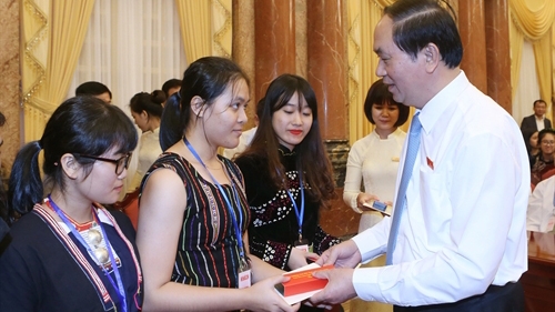 越南国家主席陈大光会见少数民族优秀学生代表