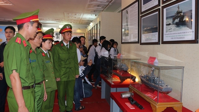 “黄沙和长沙两个群岛归属越南：历史证据和法律依据 资料图片展在河南省举行