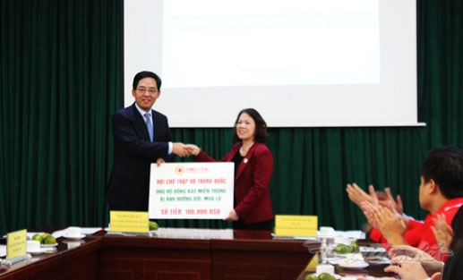 中国红十字会向越南中部洪灾灾民捐款