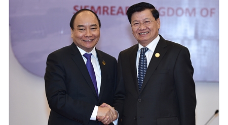 政府总理阮春福会见老挝政府总理通伦•西苏里