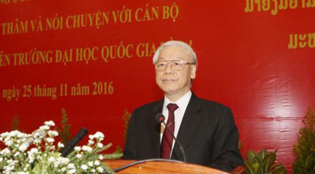 越共中央总书记阮富仲走访老挝国立大学