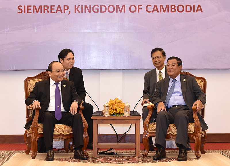 政府总理阮春福同柬埔寨首相洪森举行会谈