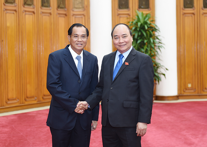 越南政府总理阮春福会见老挝计划与投资部部长苏潘•乔米赛