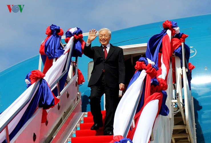 老挝国家主席举行隆重仪式 欢迎越共中央总书记阮富仲到访