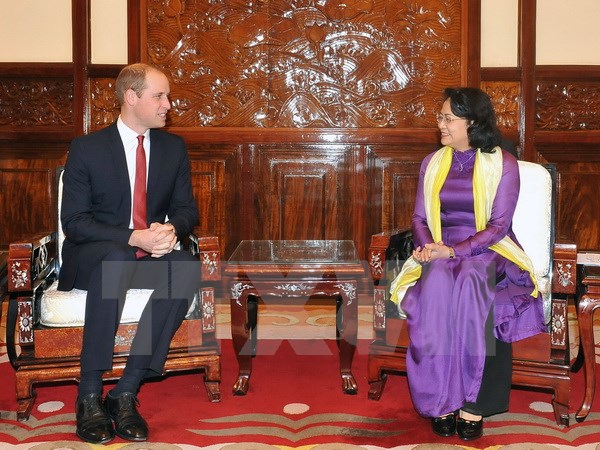 国家副主席邓氏玉盛会见英国王子