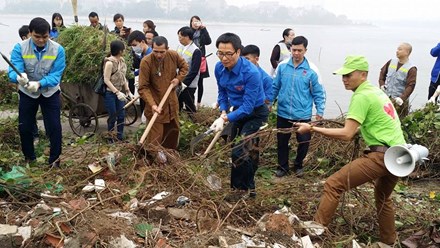 政府副总理武德儋与河内市青年团员参加环保活动
