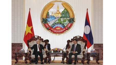 越共中央总书记阮富仲会见老挝总理通伦•西苏里