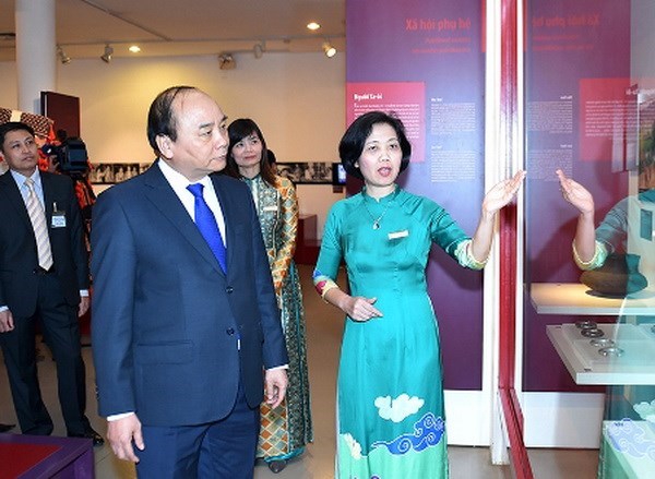 越南政府总理阮春福参观越南妇女博物馆