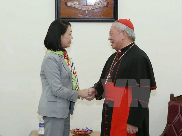 越共中央民运部长张氏梅向河内市天主教总教区枢机主教祝贺2016年圣诞节