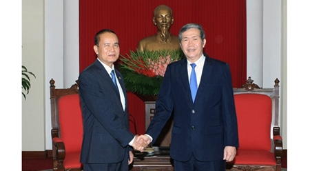 越共中央书记处常务书记丁世兄会见柬埔寨人民党中央办公厅主任曼萨林