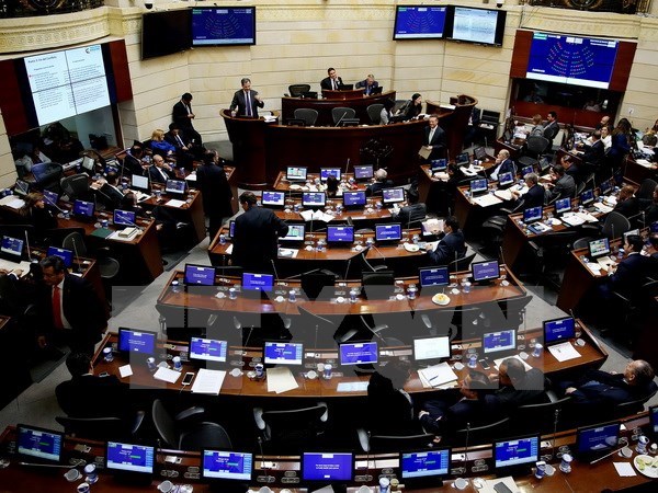 越南领导人致电祝贺哥伦比亚两院通过和平协议