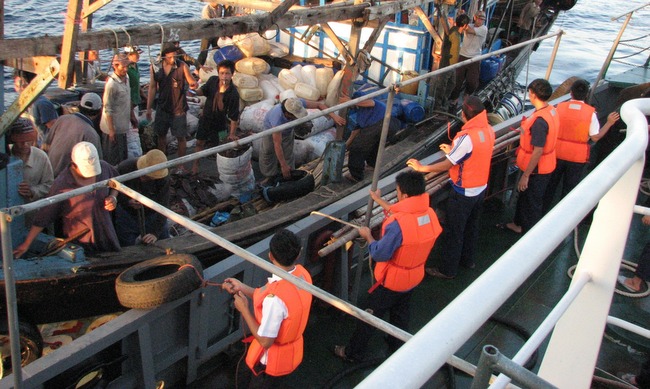 越南海军第三区乘风破浪成功救援在黄沙群岛海域遇险的两艘渔船
