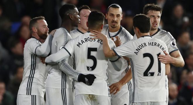 英超 曼联2-1险胜距前四6分