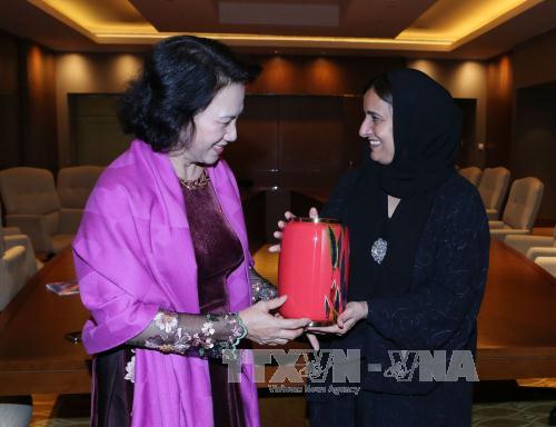 国会主席阮氏金银会见阿联酋宽容部长奥胡德•鲁米