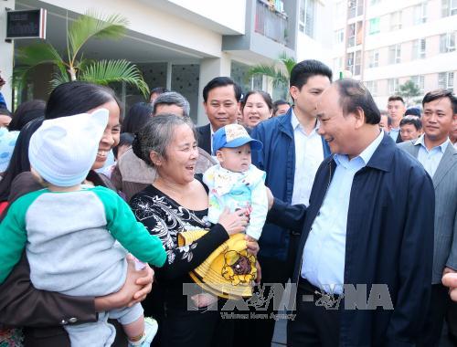 阮春福总理走访慰问河内市嘉林县邓舍保障性住房小区居民