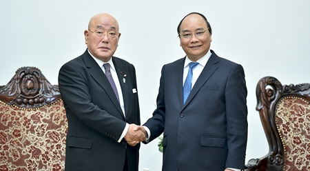 政府总理阮春福会见日本内阁特别顾问