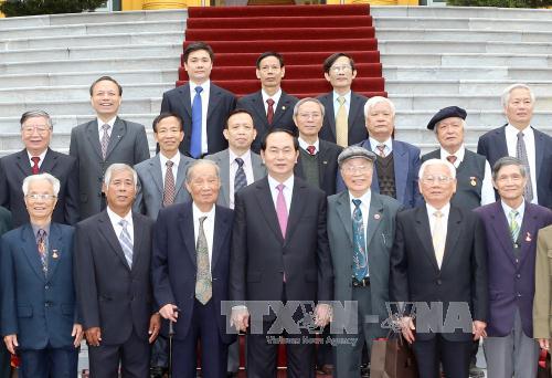 国家主席陈大光同越南老援柬专家联络委员会代表团举行见面会