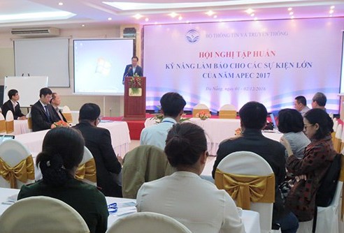 对报道2017年亚太经合组织系列会议重大事件的越南媒体记者进行技能培训