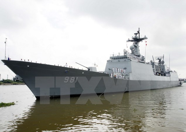 韩国两艘海军舰艇访问越南金兰国际港