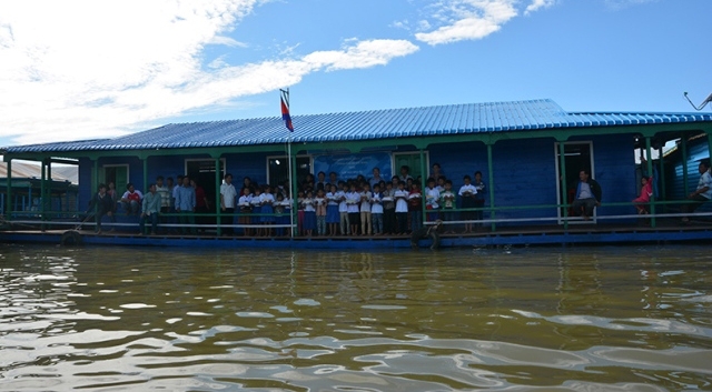 为旅柬越侨援建的洞里萨湖浮动学校正式落成