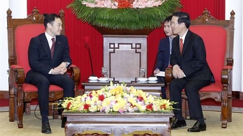 越共中央宣教部部长武文赏会见日本自由民主党青年局局长铃木浅野