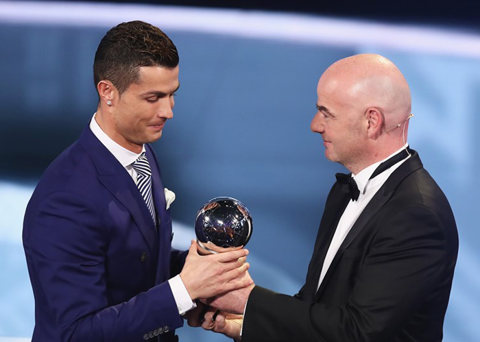 C罗力压梅西格子荣膺FIFA足球先生