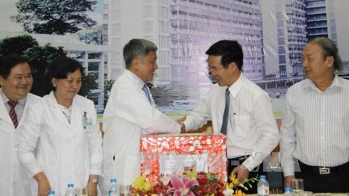 武文赏赴胡志明市大水镬医院及胡志明市电视台拜年