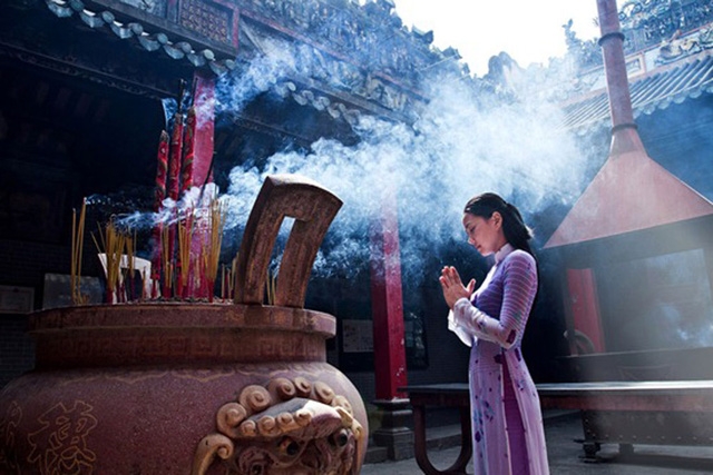 春节去寺庙烧香拜佛——越南人的美俗