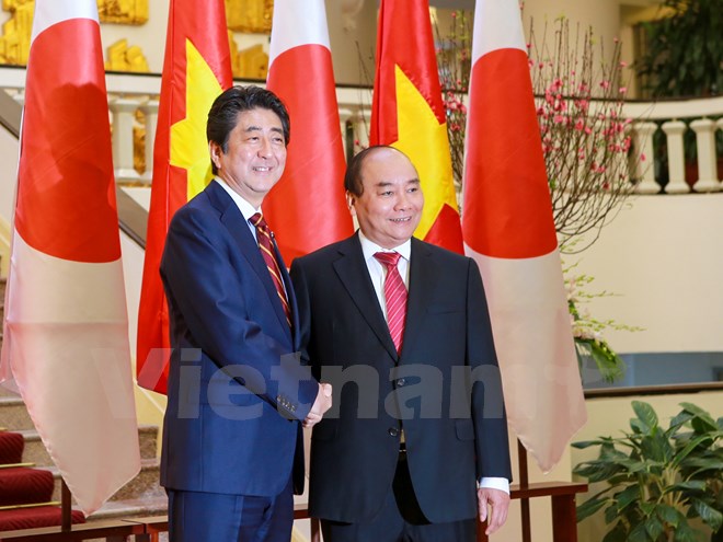 日本首相安培晋三与夫人圆满结束对越南的访问之旅