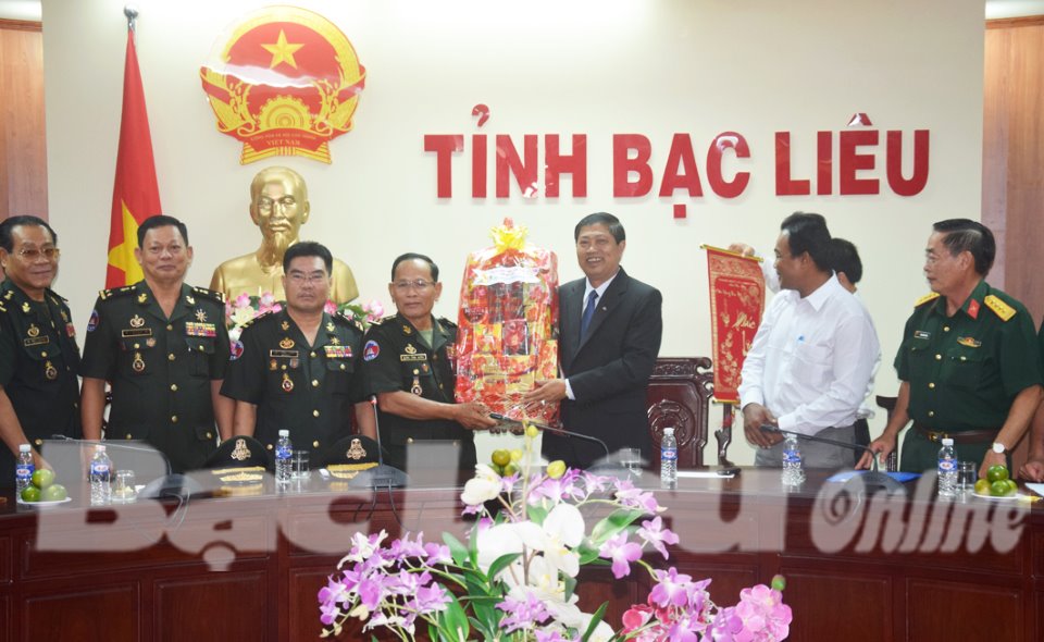 柬埔寨皇家军警卫司令部代表团访问薄辽省