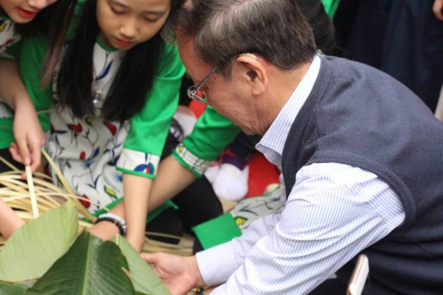 “包粽子包满爱心”活动在河内举行