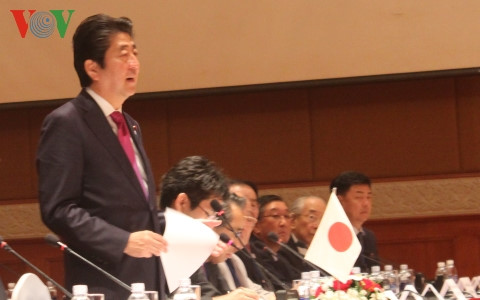 日本首相安培晋三：越南位于世界经济增长中心地区