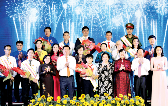 胡志明市表彰2016年十大优秀年轻公民