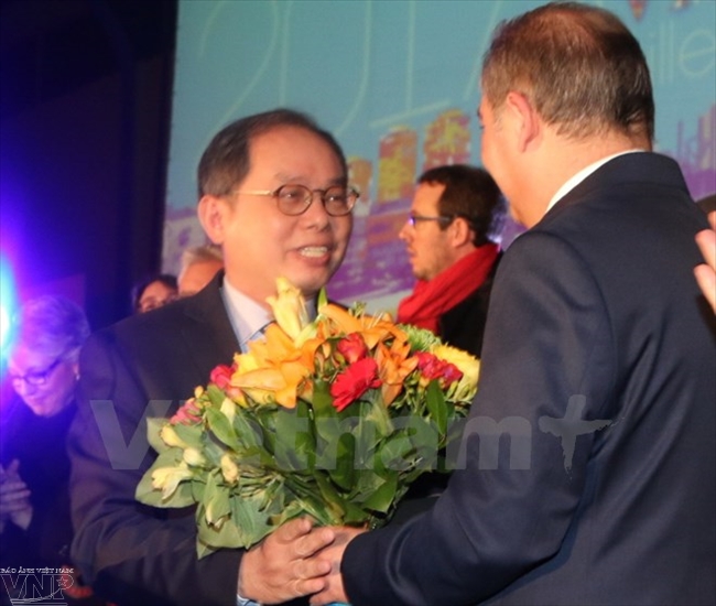 越南驻法大使阮玉山荣获法国舒瓦西勒鲁瓦市的纪念章