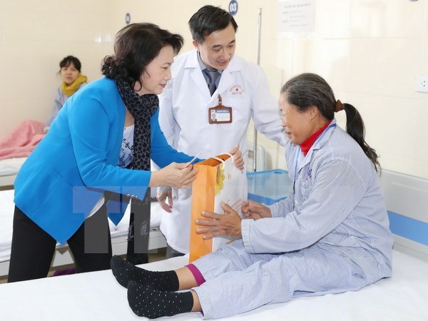国会主席阮氏金银看望癌症病人