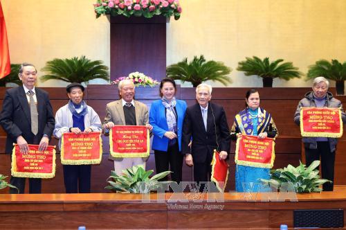 国会主席阮氏金银与历代专责国会代表举行见面会