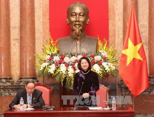 国家副主席邓氏玉盛会见越南橙剂受害者协会代表