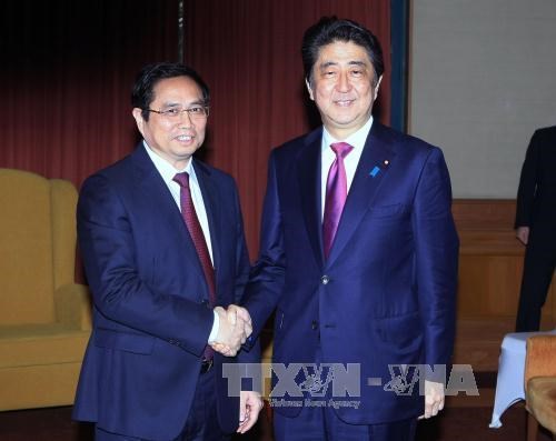 日本首相安倍晋三会见越共中央组织部部长、越日友好议员小组主席范明正