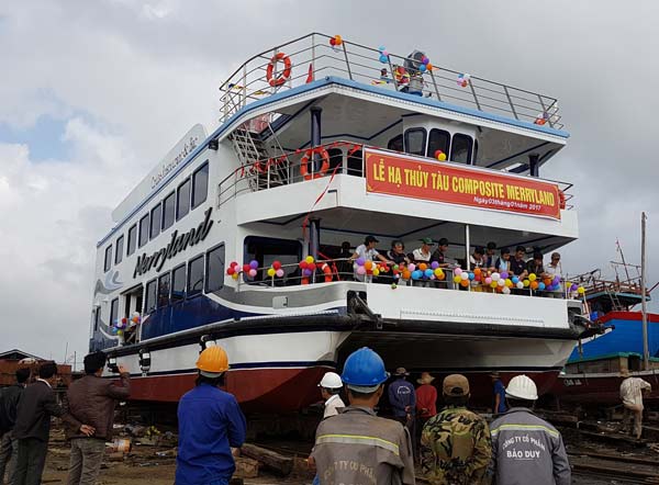 岘港市首艘复合材料双体游轮成功下水