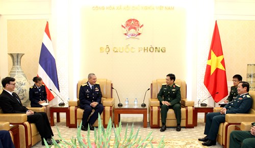 越南人民军总参谋长潘文江会见泰国皇家空军司令